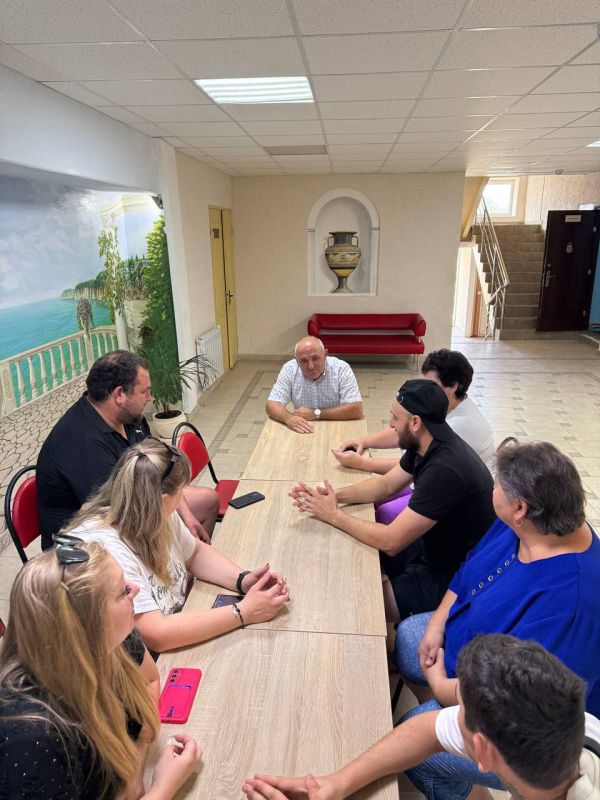 Председатель Мангушского муниципального совета, член фракции Всероссийской политической партии «Единая Россия» в Мангушском муниципальном совете, координатор проекта «Старший брат» партии «Единая Россия» Ставрулов Михаил...