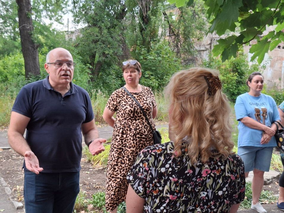 Сегодня, первый заместитель главы администрации городского округа Дебальцево Максим Вельма обсудил наиболее волнующие вопросы жителей м-на 50 Лет Победы