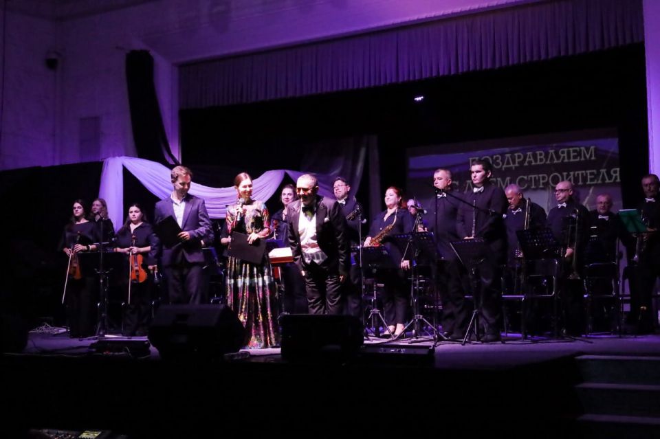 В Мариупольском русском драматическом театре состоялся праздничный концерт, приуроченный ко Дню строителя