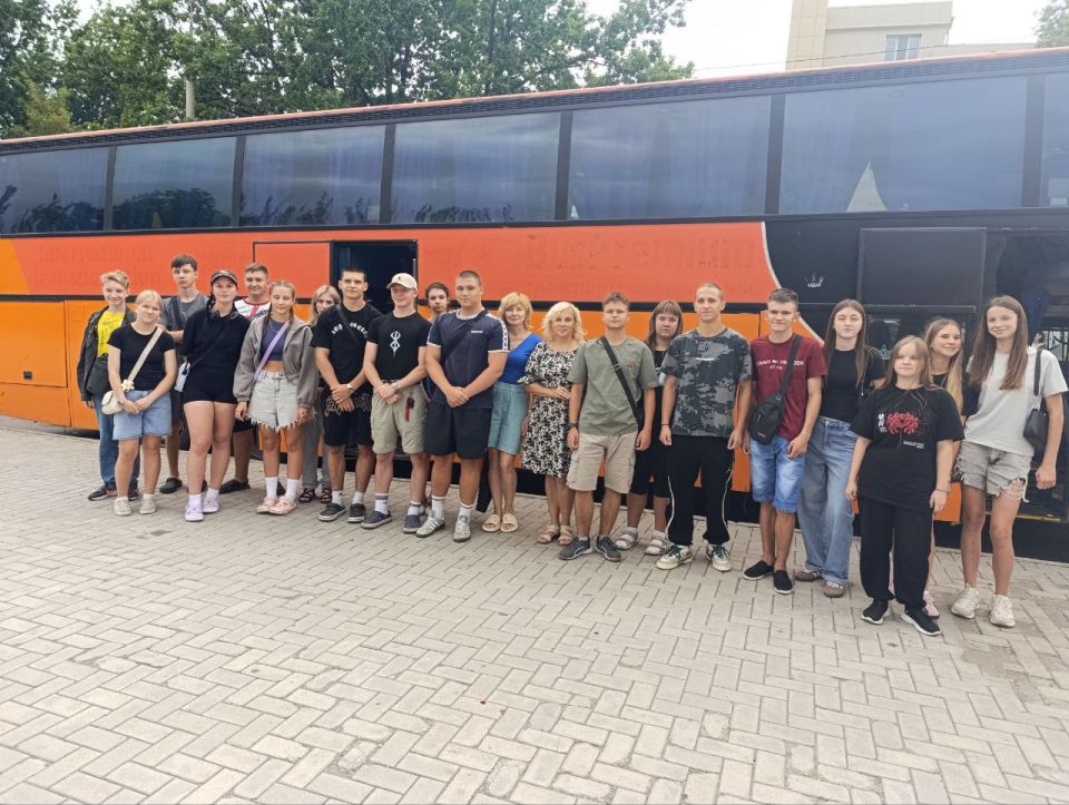 Александр Пеняев: Сегодня утром двадцать пять ребят из нашего округа отправились в долгожданное путешествие