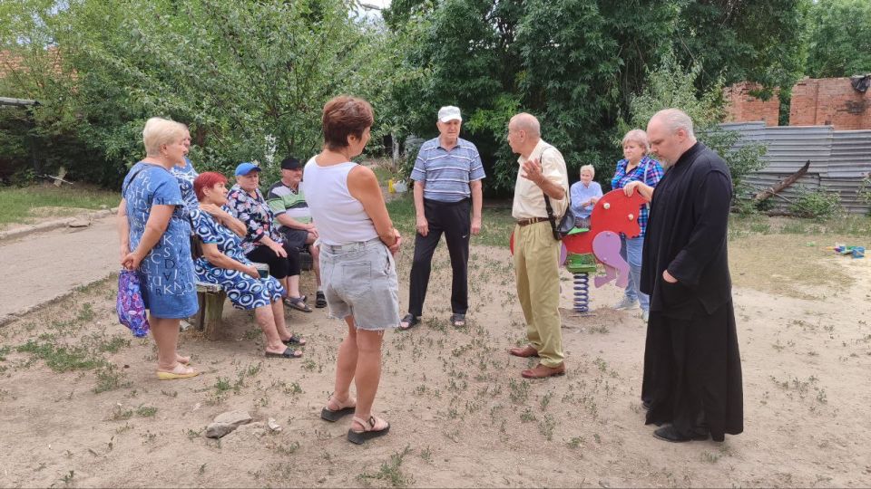 По поручению Главы ДНР Дениса Пушилина 11.08.2025 по адресу: г. Донецк, ул.Кирова,53 состоялась встреча с жителями, на которой присутствовал лидер общественного мнения Константин Просвирин