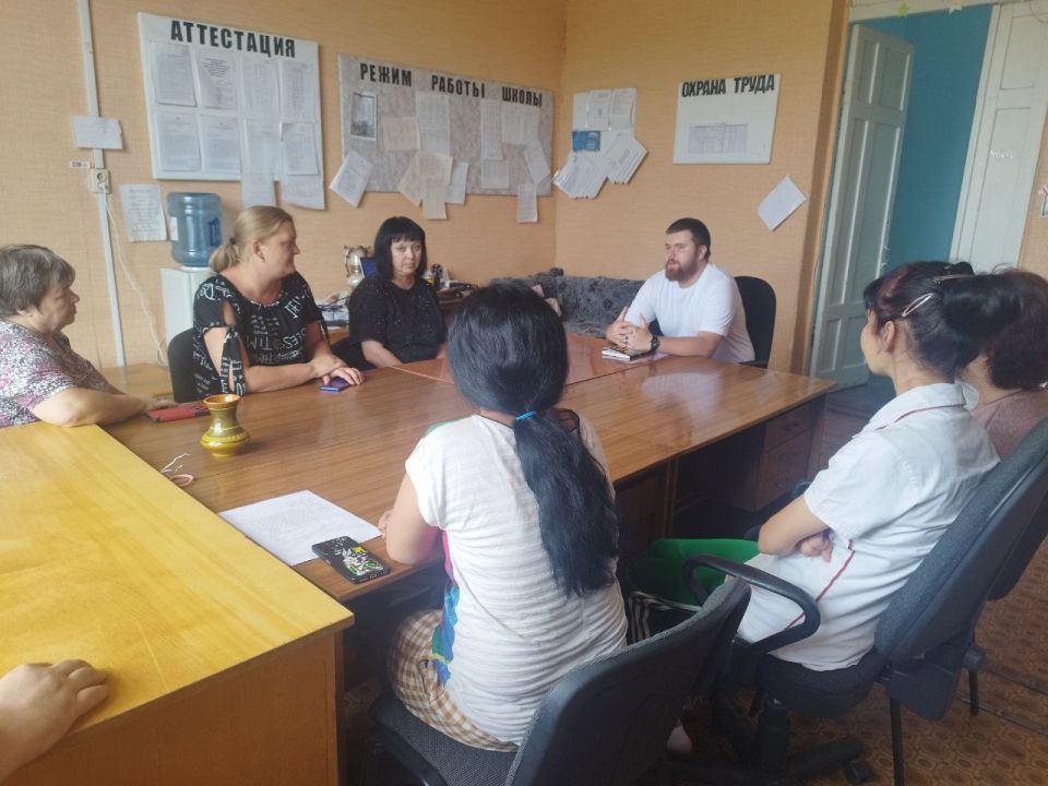 Лидер общественного мнения Артем Бродский провел встречу с педагогами и сотрудниками ГБОУ "Школа №133 г.о.Донецк"