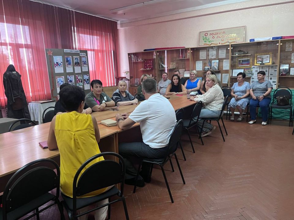 11 августа депутат Макеевского городского совета Тарас Сидоренко провел встречу с населением в МБУДО «Городской Дворец детского и юношеского творчества имени В. Г. Джарты города Макеевки»