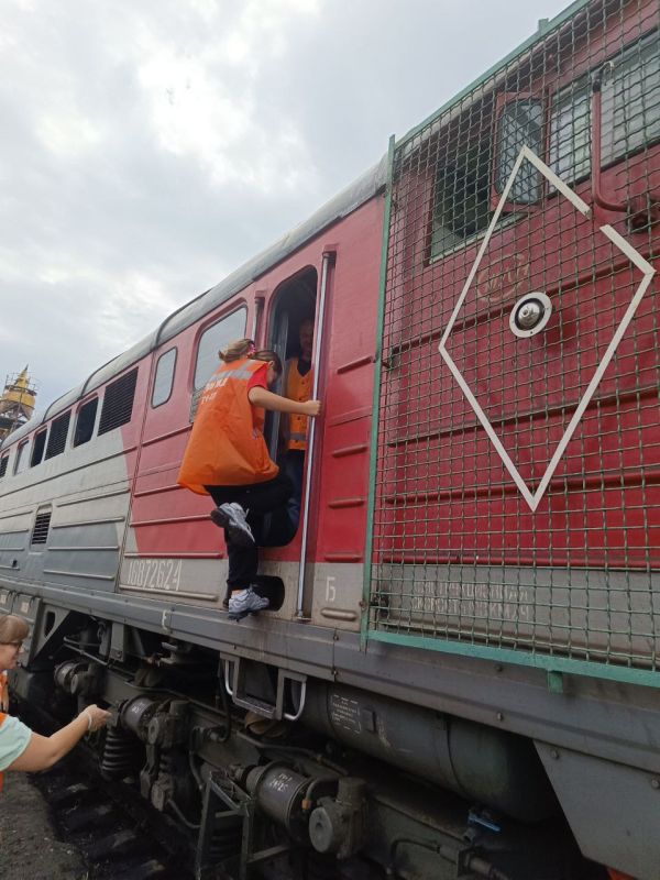 Юнармейцы Волновахи посетили местное локомотивное депо, где получили представление о работе железнодорожного предприятия в рамках патриотического воспитания