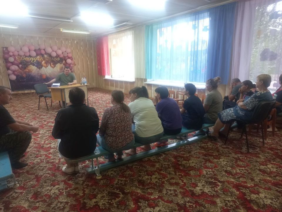 Глава Амвросиевского муниципального округа Игорь Лызов встретился с трудовым коллективом Кленовского детского сада