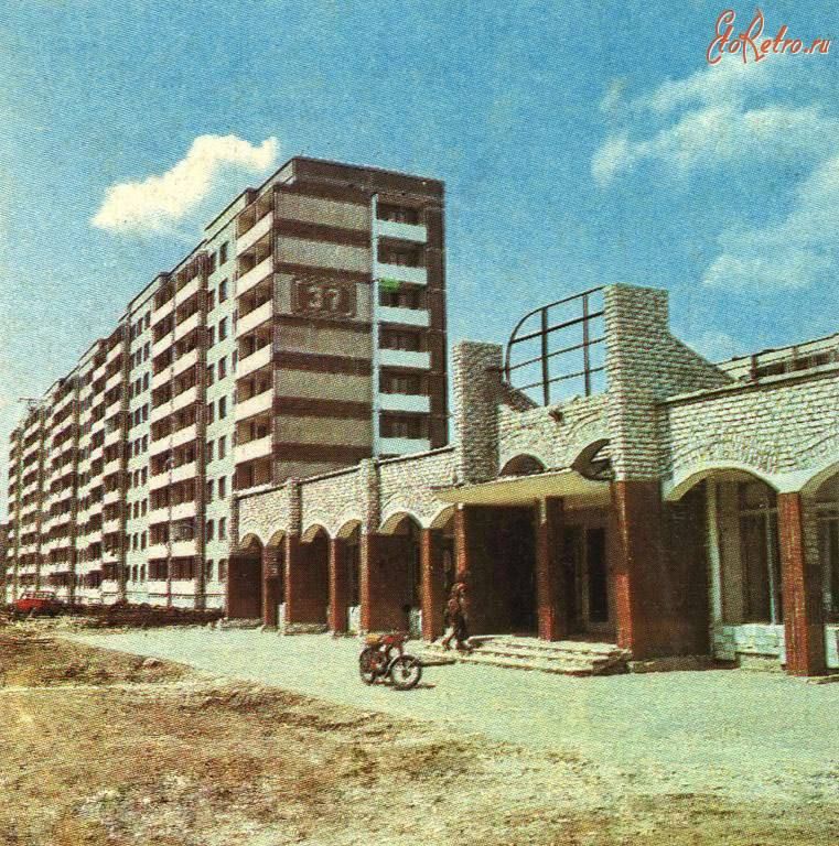 Вернемся в рубеж 70-80-х годов прошлого столетия, в Горняцком районе начинается строительство двух микрорайонов: «Октябрьский» и «Зеленый»