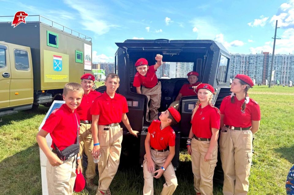 Сланцевские юнармейцы на Аграрной неделе и Чемпионате по пахоте России