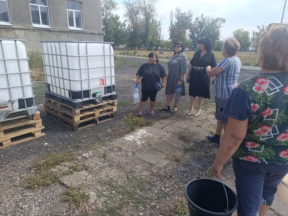 Сегодня, 11 августа, по поручению Главы Республики Дениса Пушилина, депутат Торезского городского совета Жанна Попова лично присутствовала при подвозе воды в ранее установленные емкости по адресу: проспект Гагарина, д. 157