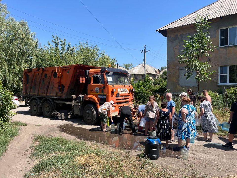 Подмосковные дорожники помогают обеспечить водой жителей Макеевки