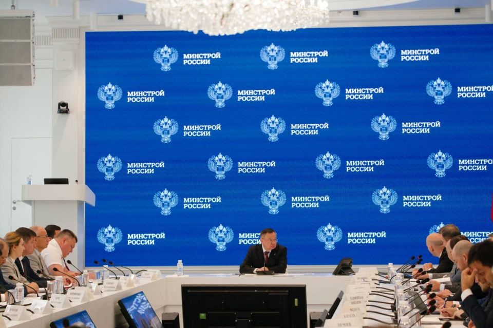 На еженедельном оперативном совещании Министр строительства и ЖКХ РФ Ирек Файзуллин вручил государственные и ведомственные награды ко Дню строителя