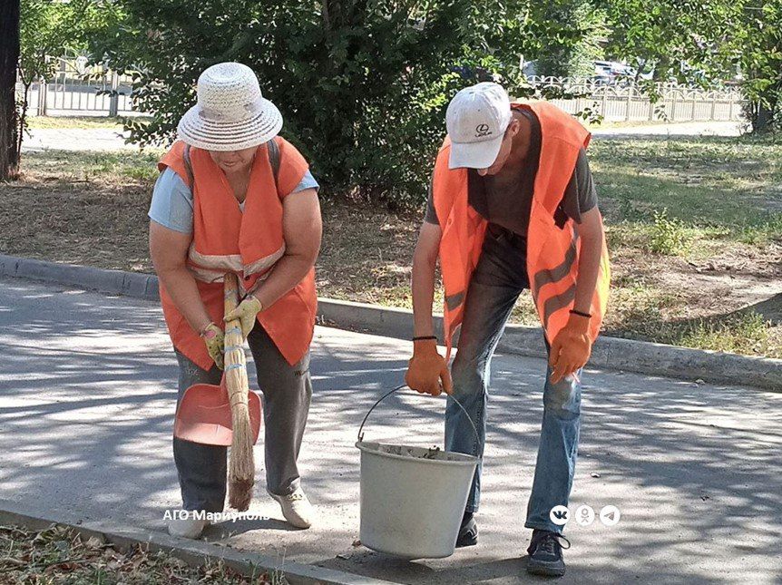 В двух районах Мариуполя коммунальщики выполнили уборку дворов