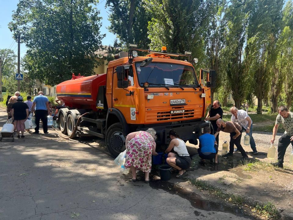Подмосковные дорожники обеспечивают водой жителей Макеевки