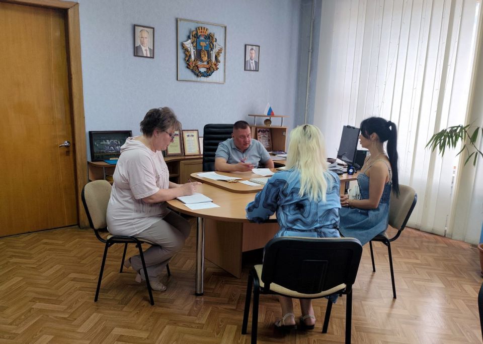 В понедельник, 11 августа, руководитель Управы Куйбышевского внутригородского района Администрации городского округа Донецк Иван Адамец провел плановый прием граждан