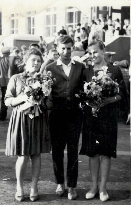 Члены Всероссийской политической партии «Единая Россия», участники проектов Единой России «Женское Движение» и «Старшее поколение» тепло поздравили члена нашей организации Сухинину Тамару Васильевну с Днём строителя!