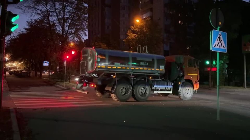 Работает автоцистерна в Ворошиловском районе Донецка