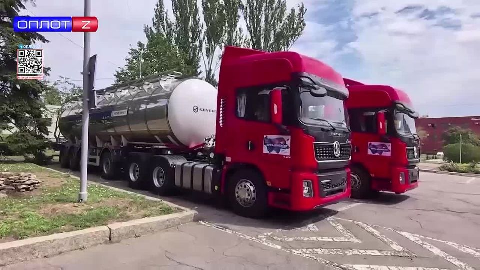 Два новых тягача с автоцистернами и три бригады с полностью укомплектованными машинами приехали в Макеевку из шефа-региона Югры