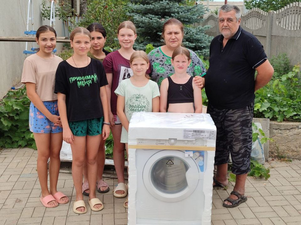 Глава администрации Кольчугинского района Владимирской области совместно с первым заместителем Губернатора Владимирской области Дмитрием Лызловым передали приемной семье из Докучаевска стиральную машинку