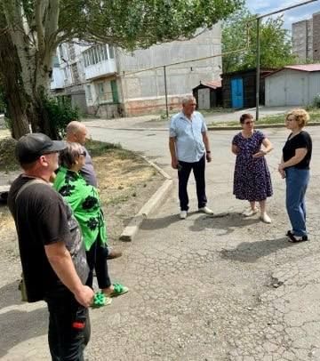 Встреча с жителями. . 11 августа заместитель главы Администрации Шахтерского муниципального округа Светлана Майчук встретилась с жителями домов № 53-54 мкр-на Журавлевка