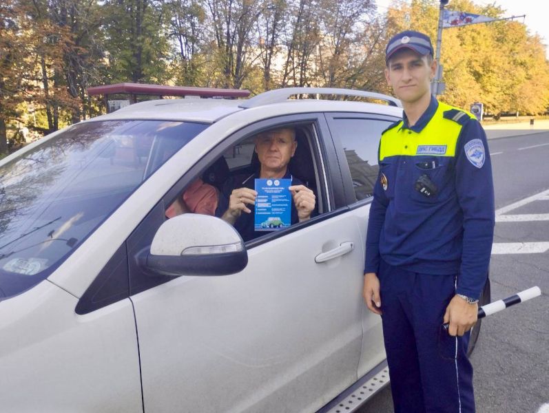 В Донецке сотрудники ГАИ напомнили водителям о новых правилах перевозки детей
