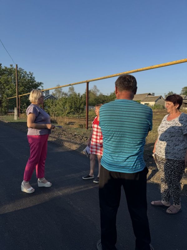 Наталья Анатольевна Паршина, Управляющий делами Администрации Мангушского муниципального округа, провела встречу с жителями улицы Академика Возианова