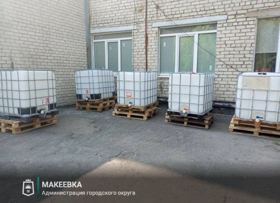 В Макеевке продолжаются работы по установке ёмкостей для разбора воды