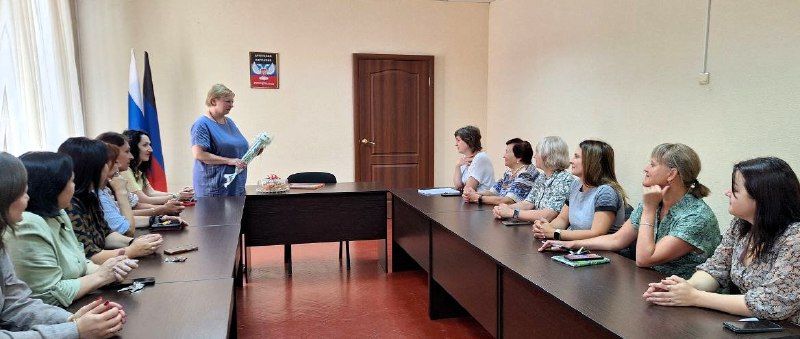 В рамках проекта «Возраст без границ» Общественного Движения «Донецкая Республика» состоялось поздравление Рогозиной Таисии Ивановны - председателя организации ветеранов Советского района