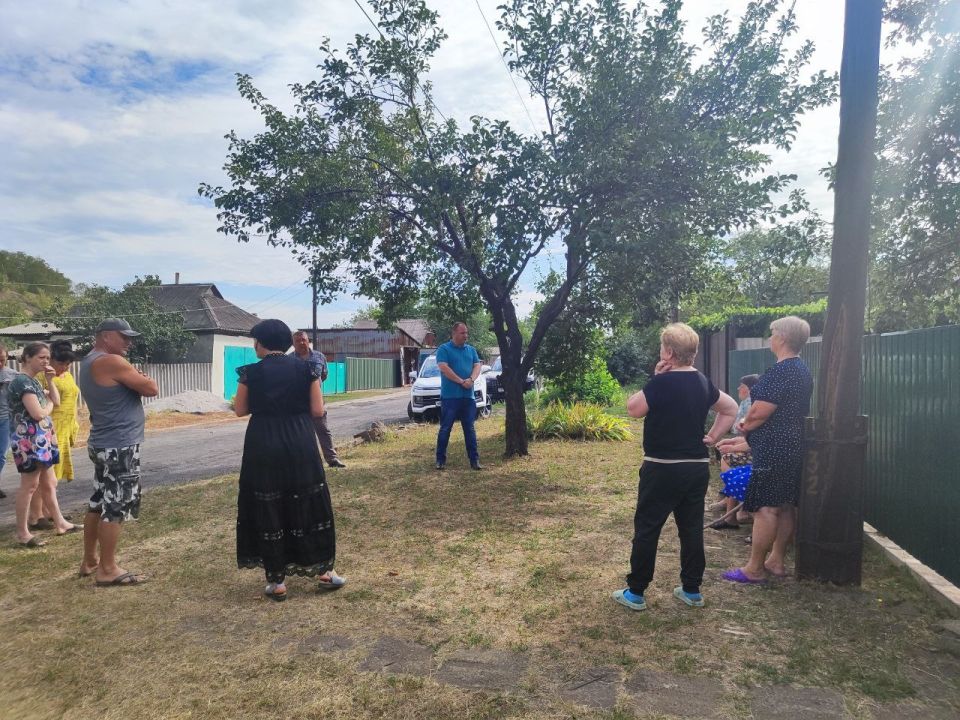 Встреча с населением. Сегодня, 11 августа, в рамках протокольного поручения Главы ДНР Дениса Пушилина, Председатель Торезского городского совета Александр Казмерчук совместно с начальником Пелагеевского территориального...