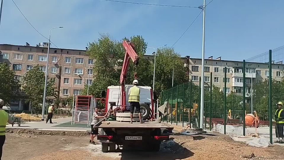 Подрядчик Магаданской области продолжает возведение футбольного поля в Ждановке