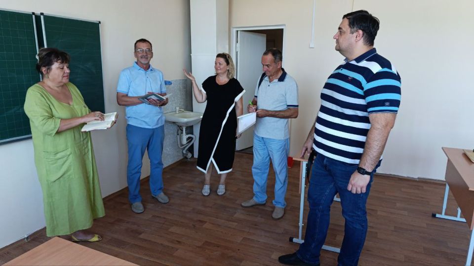 Первый заместитель Главы Администрации Мангушского муниципального округа Владимир Иванович Топузов посетил Мелекинскую школу, где состоялась встреча с педагогическим коллективом