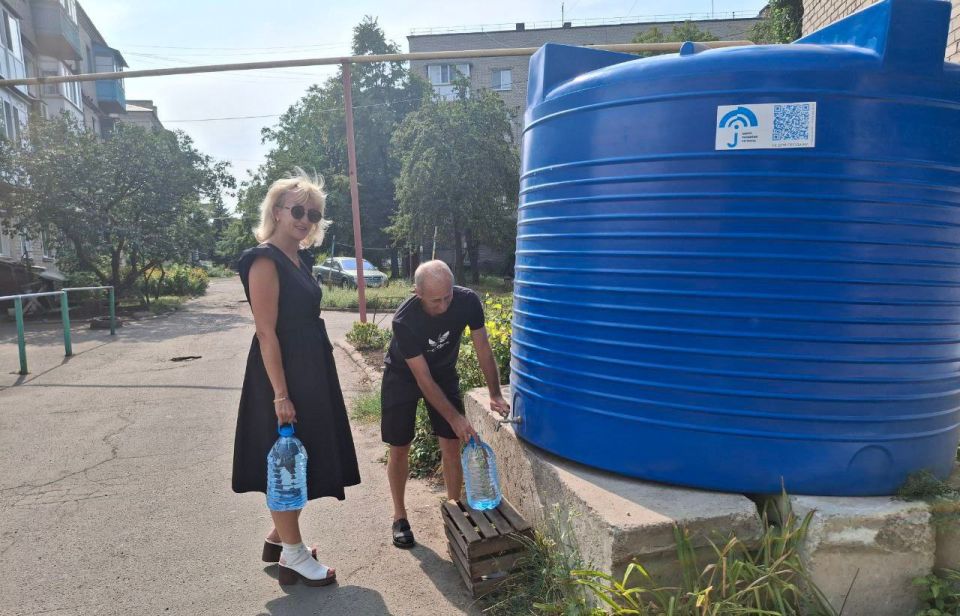 11 августа 2025 года заместитель председателя Ясиноватского муниципального совета Донецкой Народной Республики Филиппова Наталья Евгеньевна проверил работу по подвозу воды населению города Ясиноватая