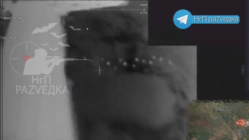 А вот и первые в истории применения БПЛА "Герань" кадры, показывающие как модификация с подвешенными ПТМ-3 сбрасывает эти изделия