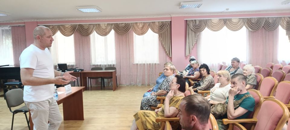 11 августа заместитель главы Администрации городского округа Макеевка Евгений Марченко провел встречу с трудовым коллективом Муниципального бюджетного учреждения дополнительного образования «Детская школа искусств № 2 им. А....