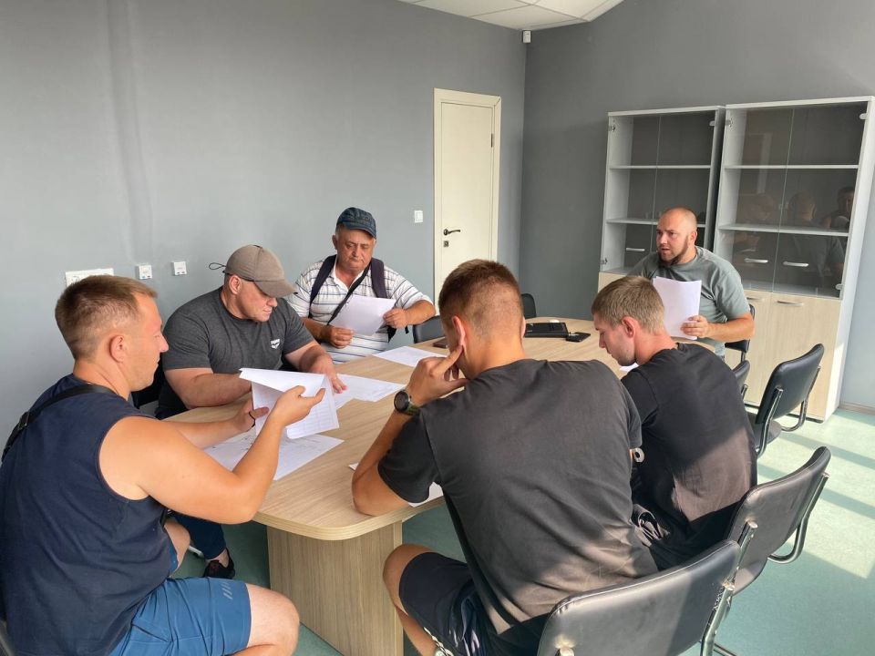 Сегодня провел встречу с трудовым коллективом МБУ ДО " Волновахская СШ" АВМО