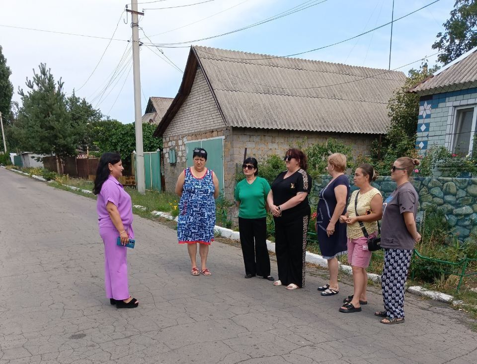 Сегодня, 11 августа, Римма Ермакова, директор ГКДОУ "Детский сад № 49 "Веснянка" г.о. Торез" провела встречу с населением по ул. Чекистов