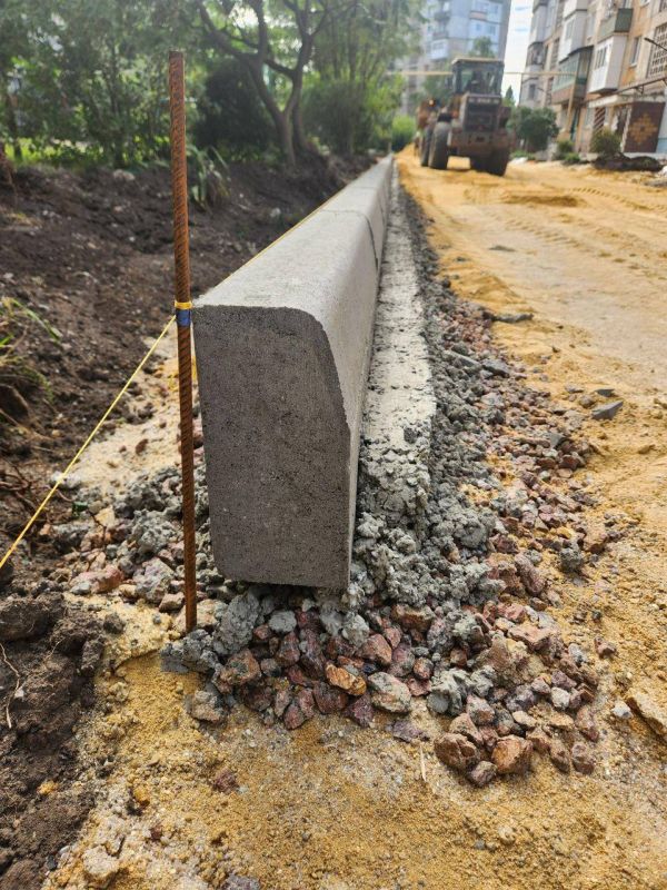 Виктория Жукова: Подрядчики Нижегородской области благоустраивают территорию молодежного центра в Харцызске