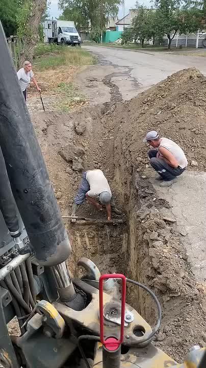 СДЕЛАНО!!!. За два дня в поселке Калиново, совместно с Макеевским ПУВКХ ГУП ДНР «Вода Донбасса», мы успешно устранили пять порывов на водопроводных сетях по улице Мажайского (дома № 8, 20, 17, 22, 50)