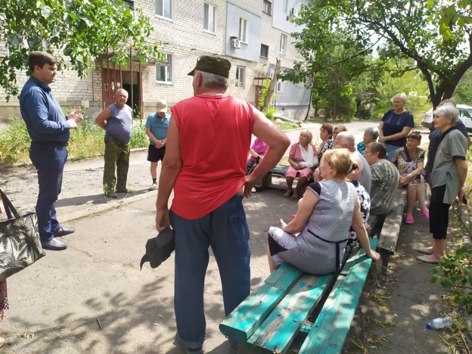 Сегодня, 11 августа, Артем Чесноков, Врип Главы муниципального образования городской округ Торез провел встречу с населением по адресу: