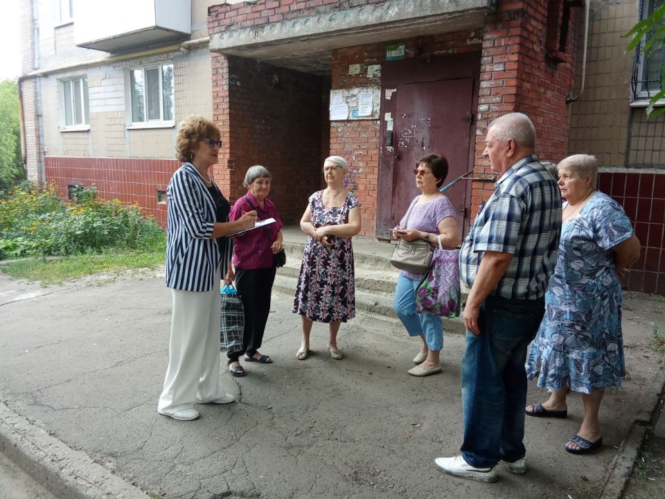 По поручению Главы ДНР Дениса Пушилина 11.08.2025 по адресу: г. Донецк, ул. Днепродзержинская,17 состоялась встреча с жителями, на которой присутствовала лидер общественного мнения Елена Просвирина