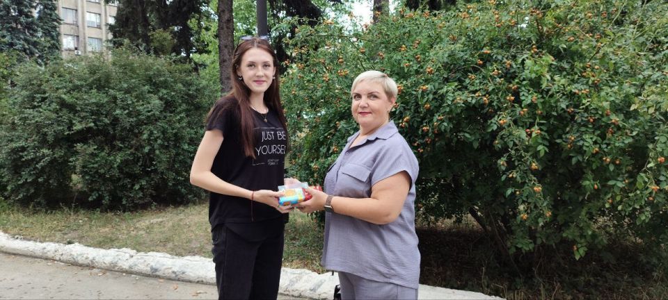 Сотрудники МБУ "Центр культуры и досуга города Дебальцево" поздравили Ирину Хоменко, победительницу викторины "Мир слов и страниц", и вручили заслуженный приз!