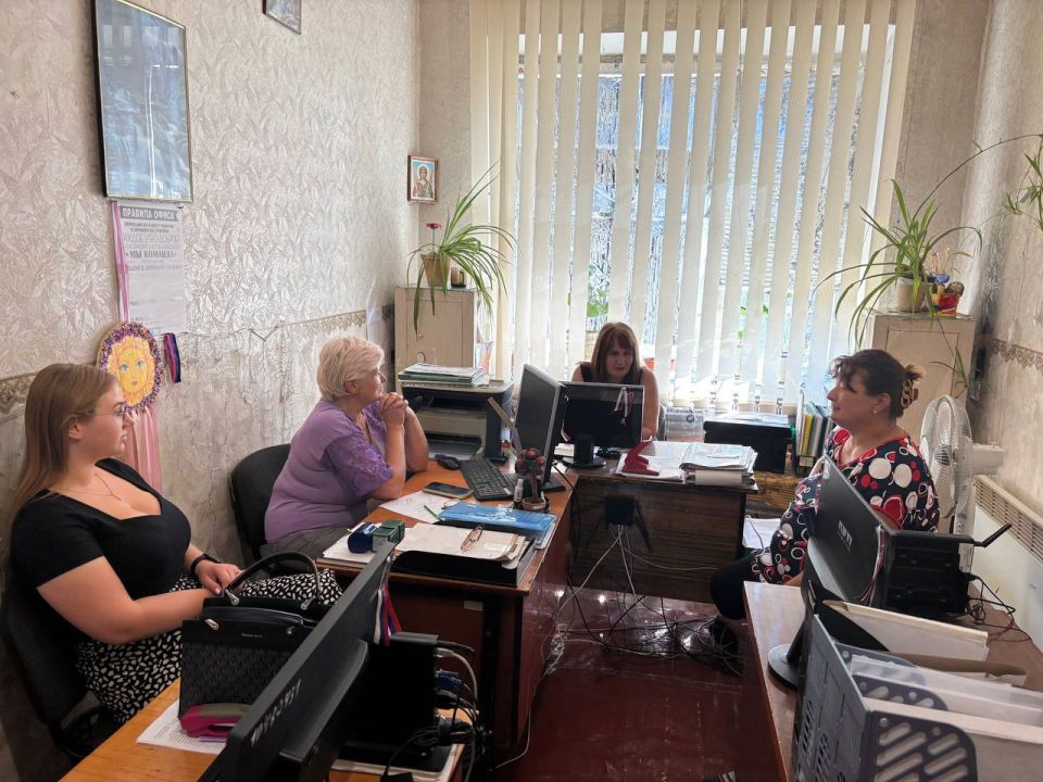 12 августа начальник Кумачовского территориального отдела Бондаренко Ирина провела встречу с трудовым коллективом МБУ "Победовский сельский клуб"