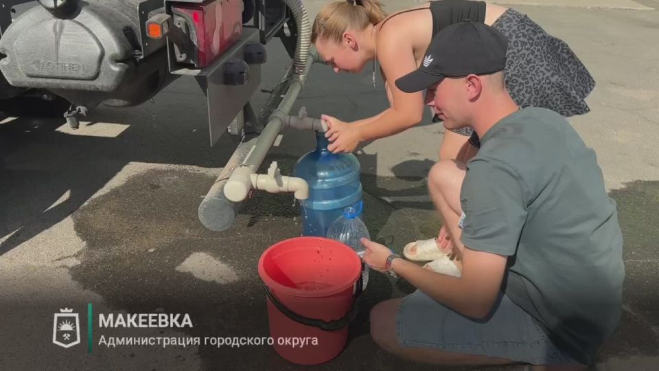 Водовозы, прибывшие издалека, прямо из центра Ханты-Мансийского автономного округа, оказывают неоценимую помощь жителям Макеевки