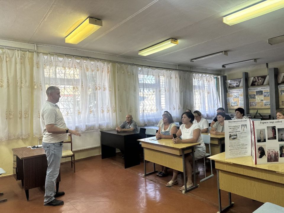 12 августа начальник Старобешевского территориального отдела Администрации Старобешевского муниципального округа Артем Ляшов провел встречу с трудовым коллективом ГБПОУ "Старобешевский многопрофильный техникум"