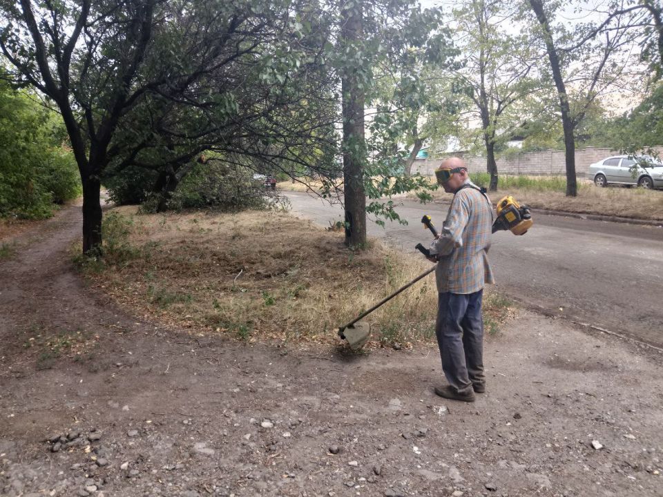 В Кировском внутригородском районе продолжаются работы по покосу травы