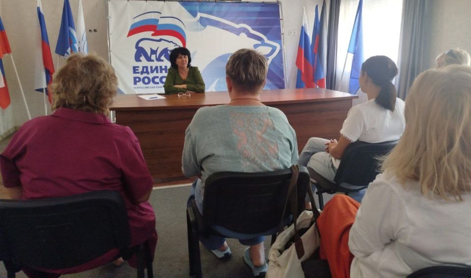 Встреча с населением. Сегодня, 12 августа, депутат Торезского городского совета Жанна Попова, провела встречу с жителями по ул. Пионерская, д. 1. В начале встречи жителям предоставлена информация о ситуации по...