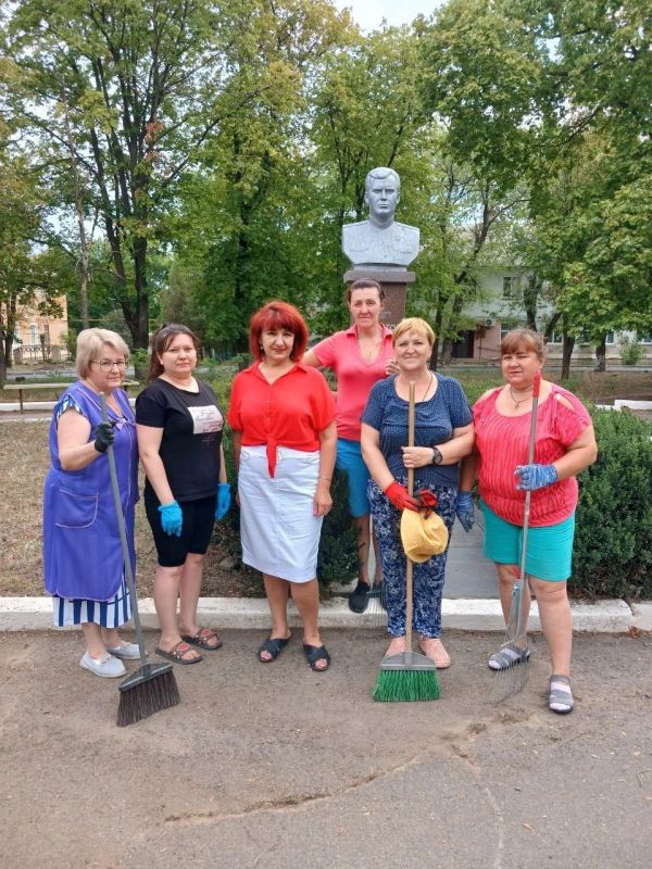 Уборка территории памятника Лихолетову П.Я. стала доброй традицией для партийцев детского сада № 10 г.о. Докучаевск.Экологическая акция прошла в рамках реализации проекта «Чистая страна» Партии «Единая Россия»