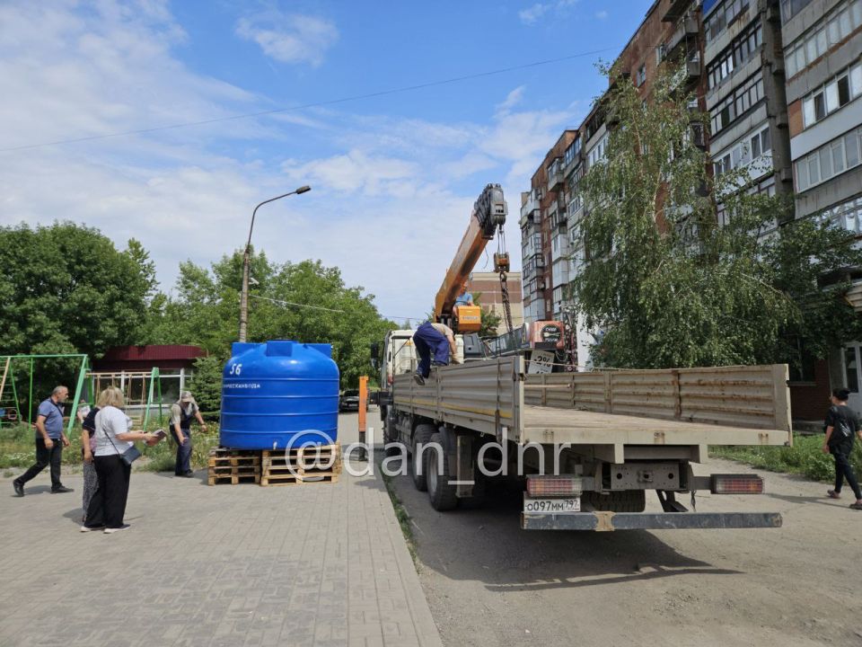 Резервуары с водой продолжают устанавливать в ДНР повсеместно