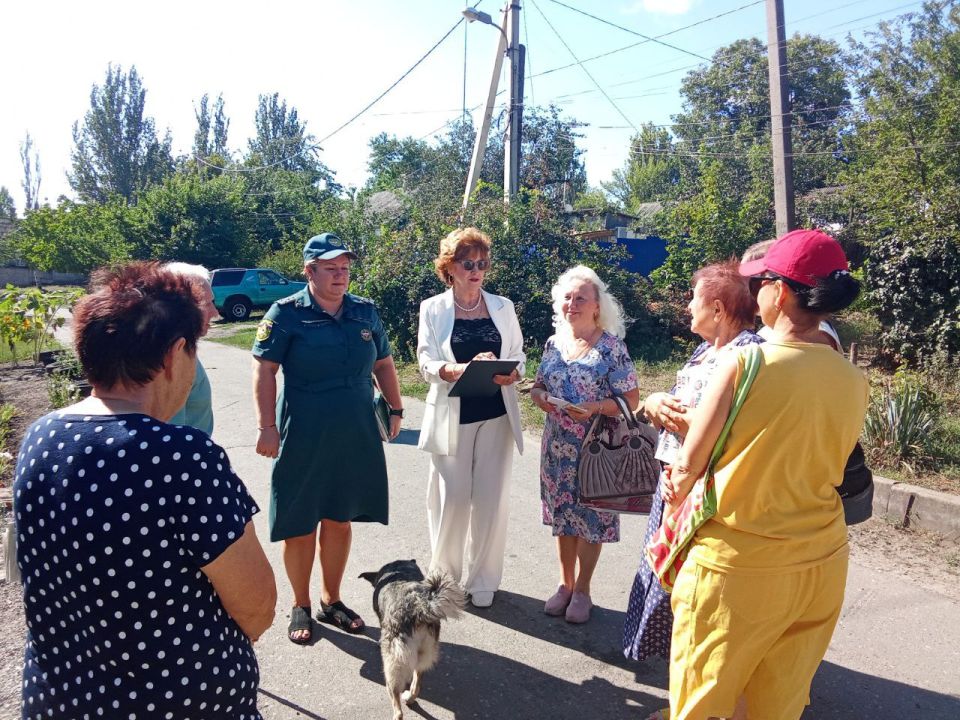 По поручению Главы ДНР Дениса Пушилина 12.08.2025 по адресу: г. Донецк, ул. 7-я Александровка,8 состоялась встреча с жителями, на которой присутствовала лидер общественного мнения Елена Просвирина и старший дознаватель...