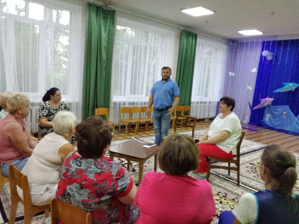 11 августа по поручению Главы Республики исполняющий обязанности начальника Управления образования Администрации городского округа Харцызск Николай Осипов провел встречу с трудовым коллективом ГКДОУ "Детский сад № 11 г.о....