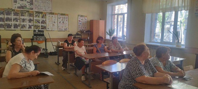 12 августа депутат Макеевского городского совета Татьяна Репунова провела запланированные встречи с населением в МБУ ДО "Спортивная школа №1 города Макеевки" и ГБПОУ «Макеевский политехнический колледж»