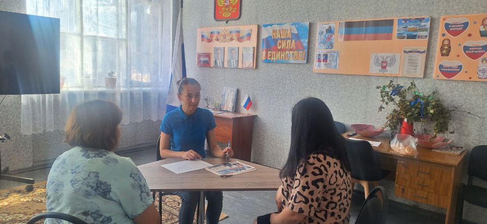 12 августа депутат Старобешевского муниципального совета ДНР Наталья Бучинская провела встречу с работниками ГБУ "Александровский сельский клуб